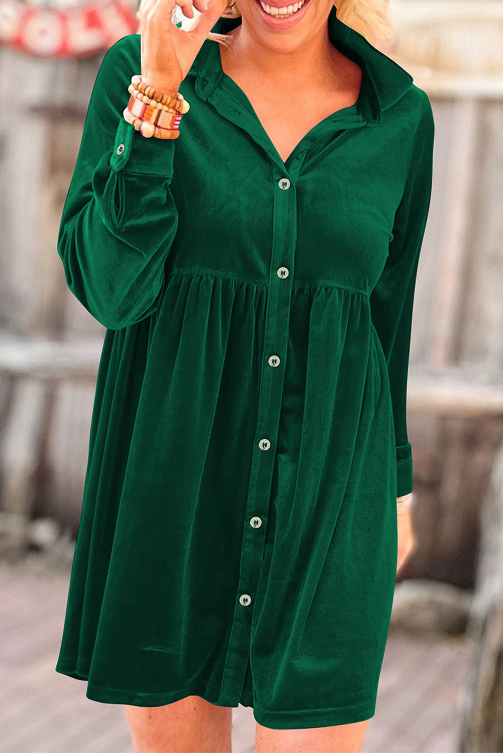 Zelena žametna obleka na gumbe z dolgimi rokavi in ​​naborki