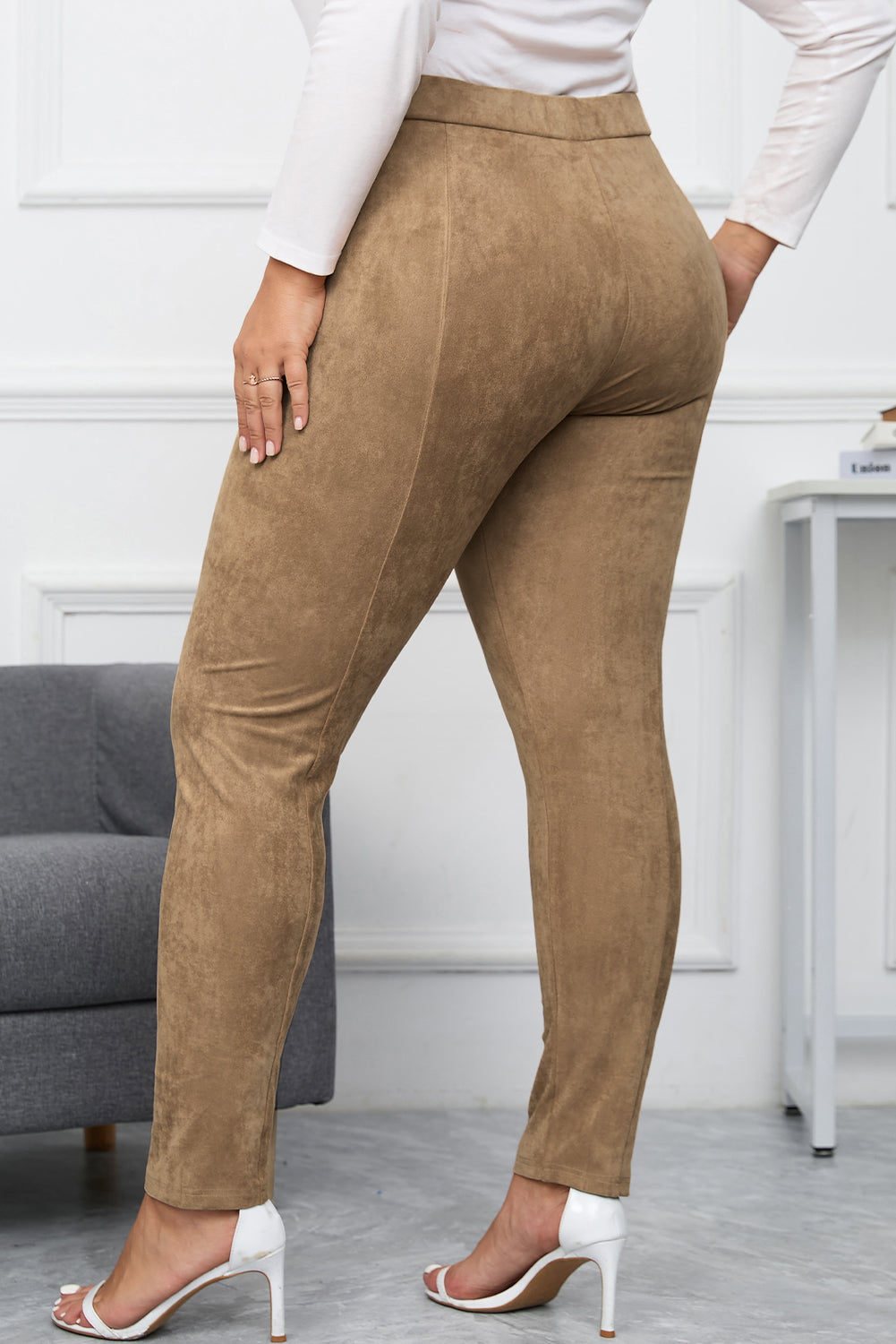 Pantaloni skinny in pelle scamosciata sintetica a vita alta taglie forti color cammello