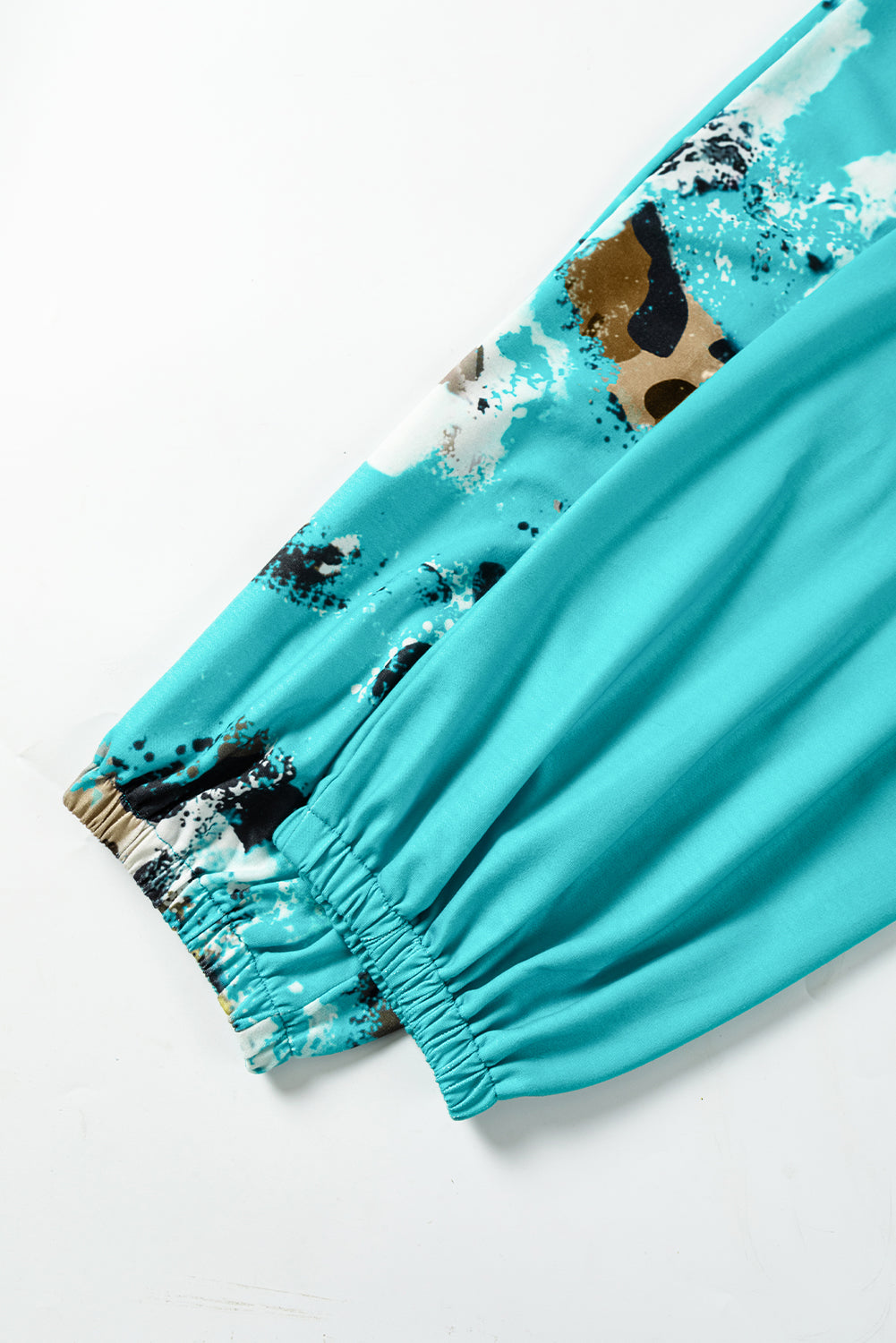 Svetlo modre jogger hlače s kontrastnim leopardjim tie-dye vzorcem