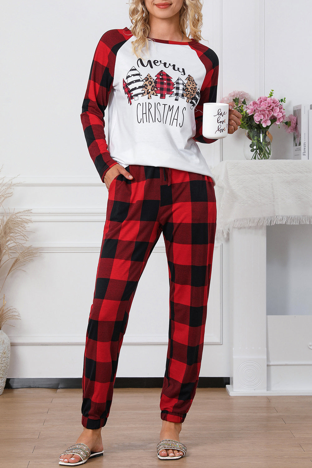 Feurig rot kariertes Loungewear-Set mit fröhlicher Weihnachtsgrafik