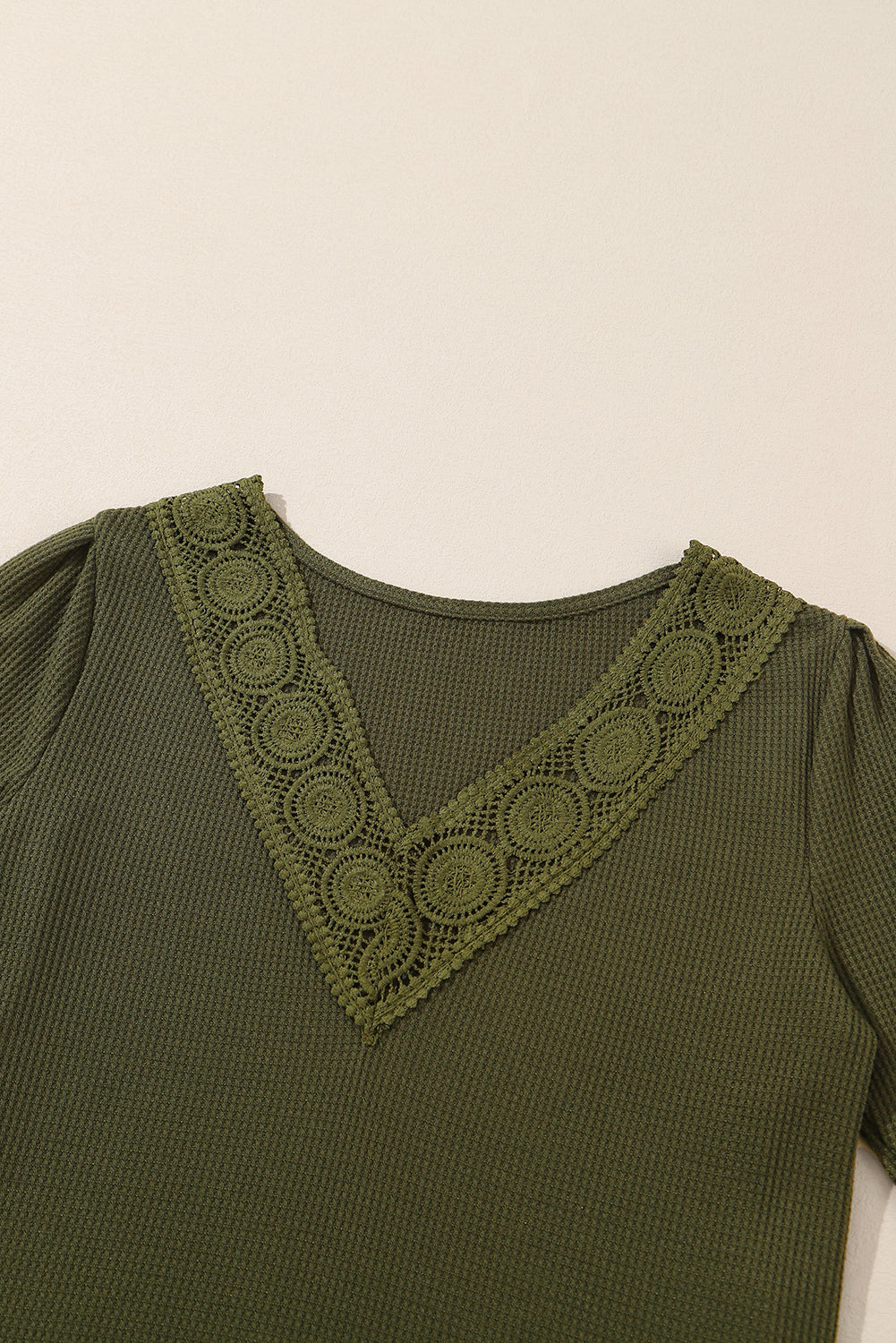 Zelena čipkana patchwork pletena majica s V izrezom