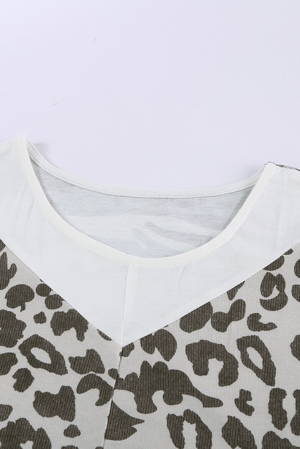 T-shirt a mezza manica con nodo twist e impuntura mimetica leopardata taglie forti