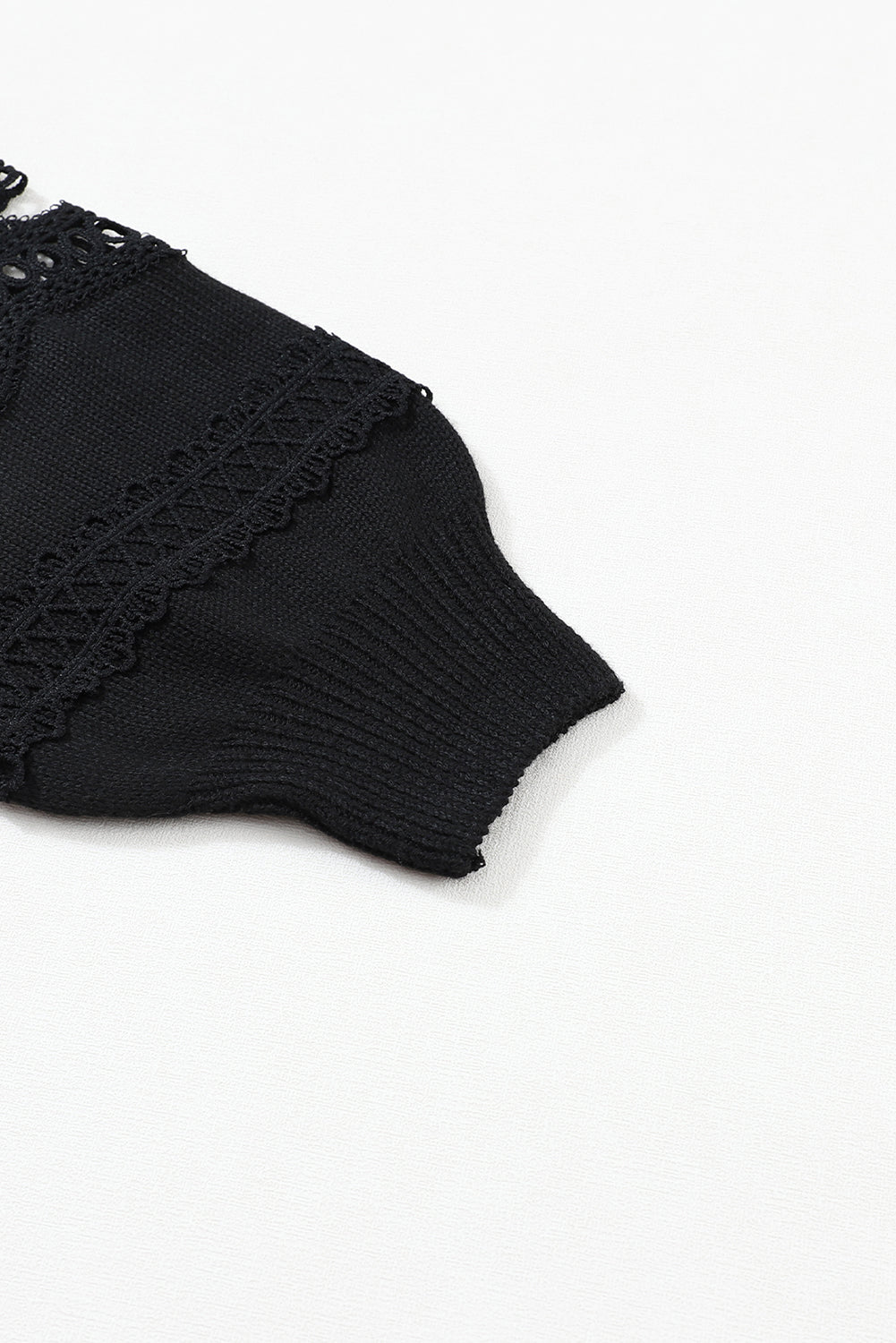 Crni široki pulover s V izrezom s izdubljenom čipkom