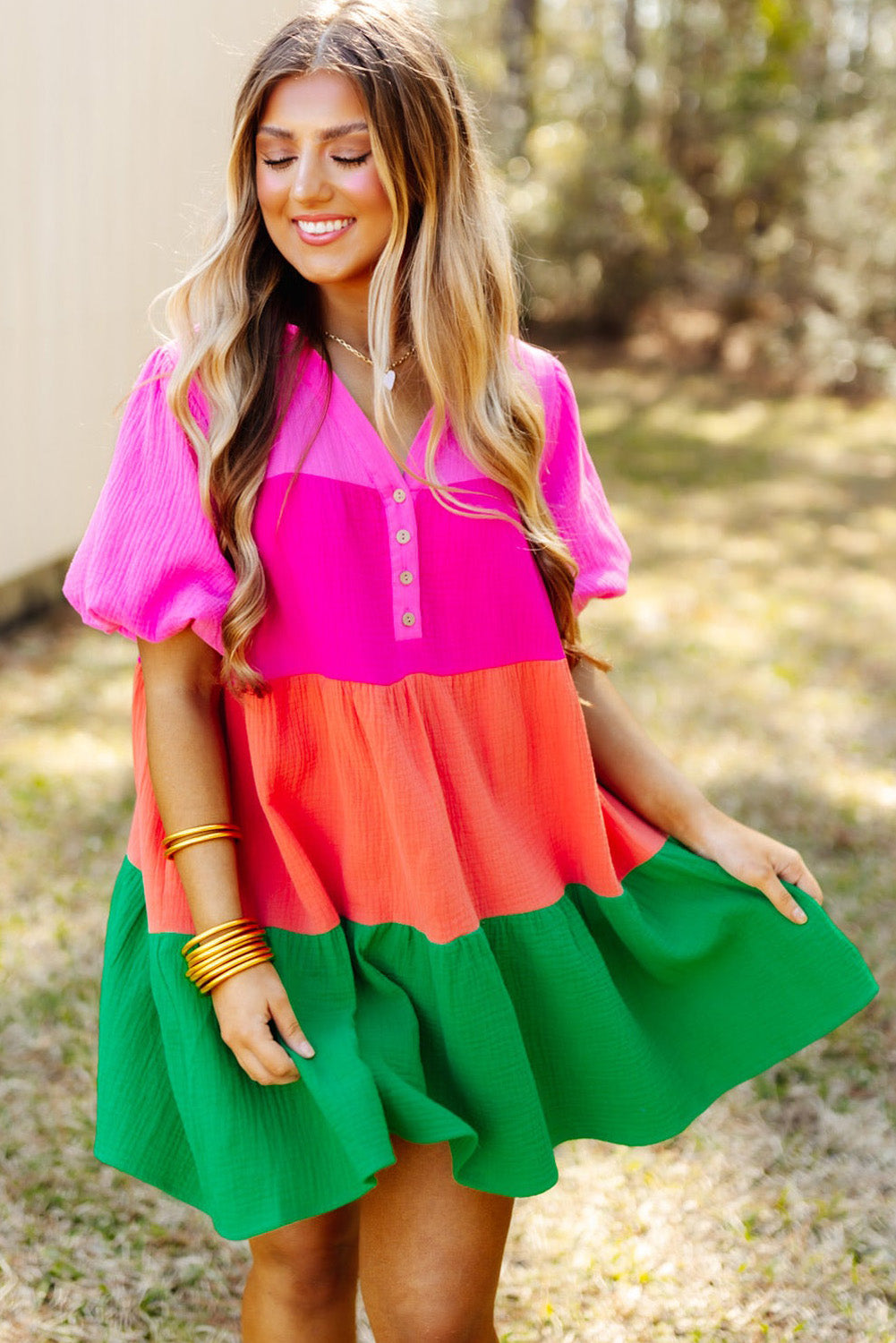 Večbarvna večbarvna obleka z napihnjenimi rokavi