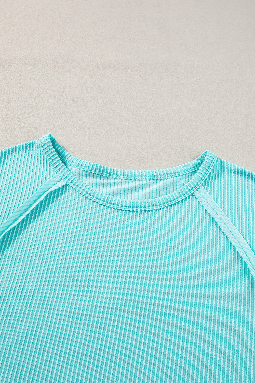Svetlo modra majica velikih velikosti z izpostavljenimi šivi in ​​rebrami za prosti čas