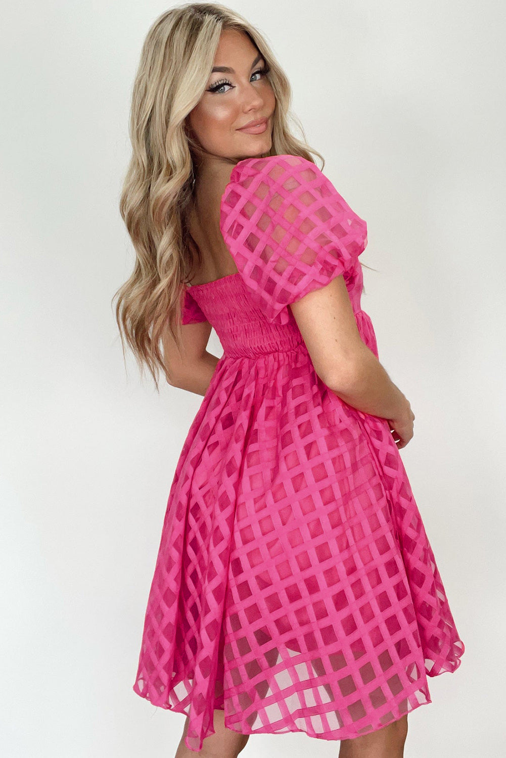 Erdbeerrosa kariertes Babydoll-Kleid mit Puffärmeln
