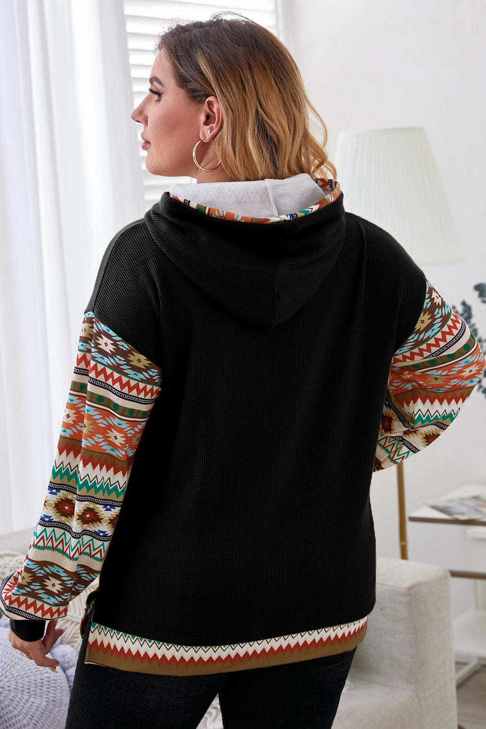 Črn pulover s kapuco in vafelj z vrvico Aztec Patchwork