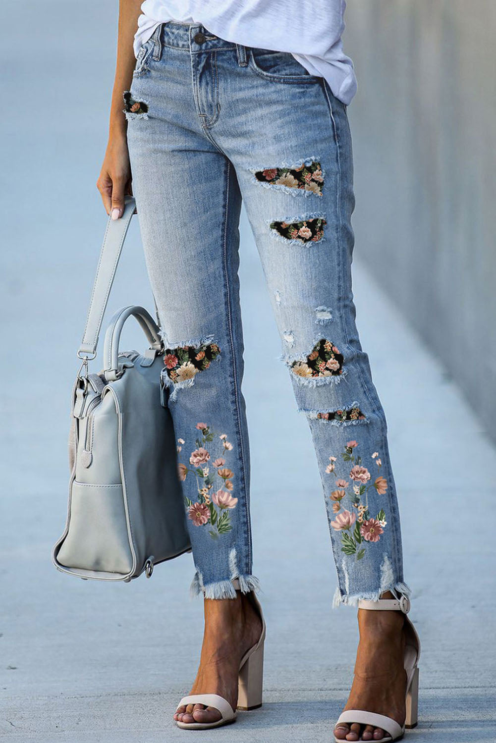 Jeans skinny strappati con toppa stampata celeste