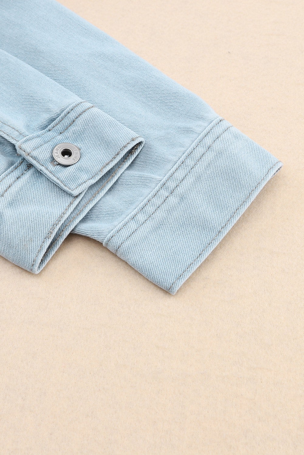 Veste en jean bleu ciel avec poche à rabat et ourlet brut boutonné