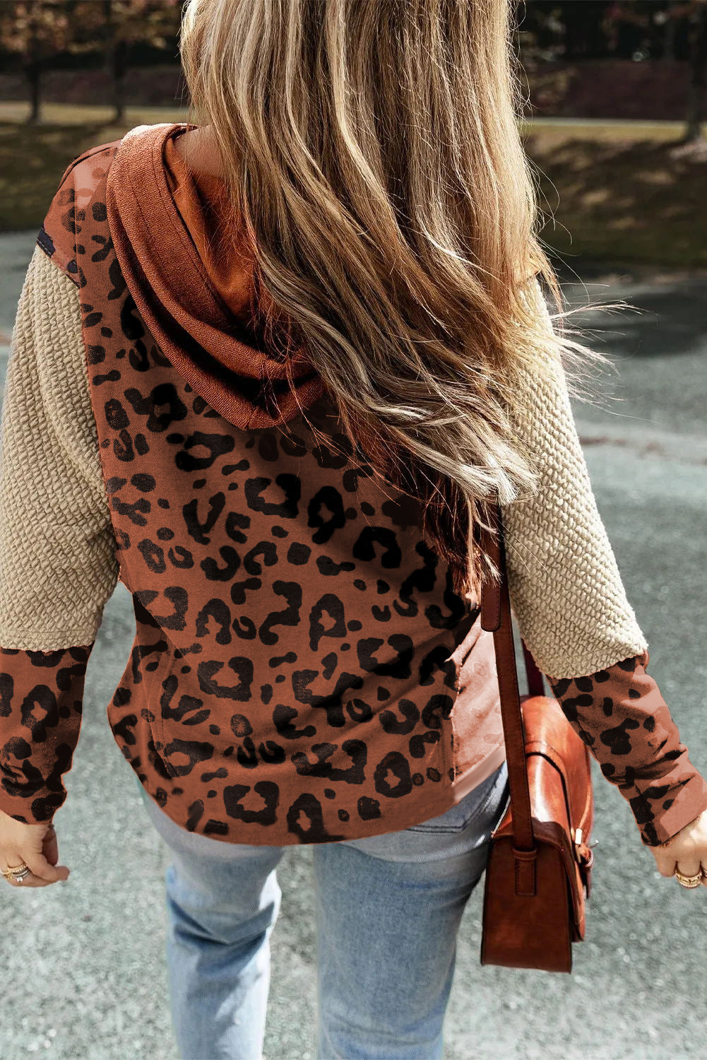Rjav teksturiran pleten pulover s kapuco v obliki leoparda