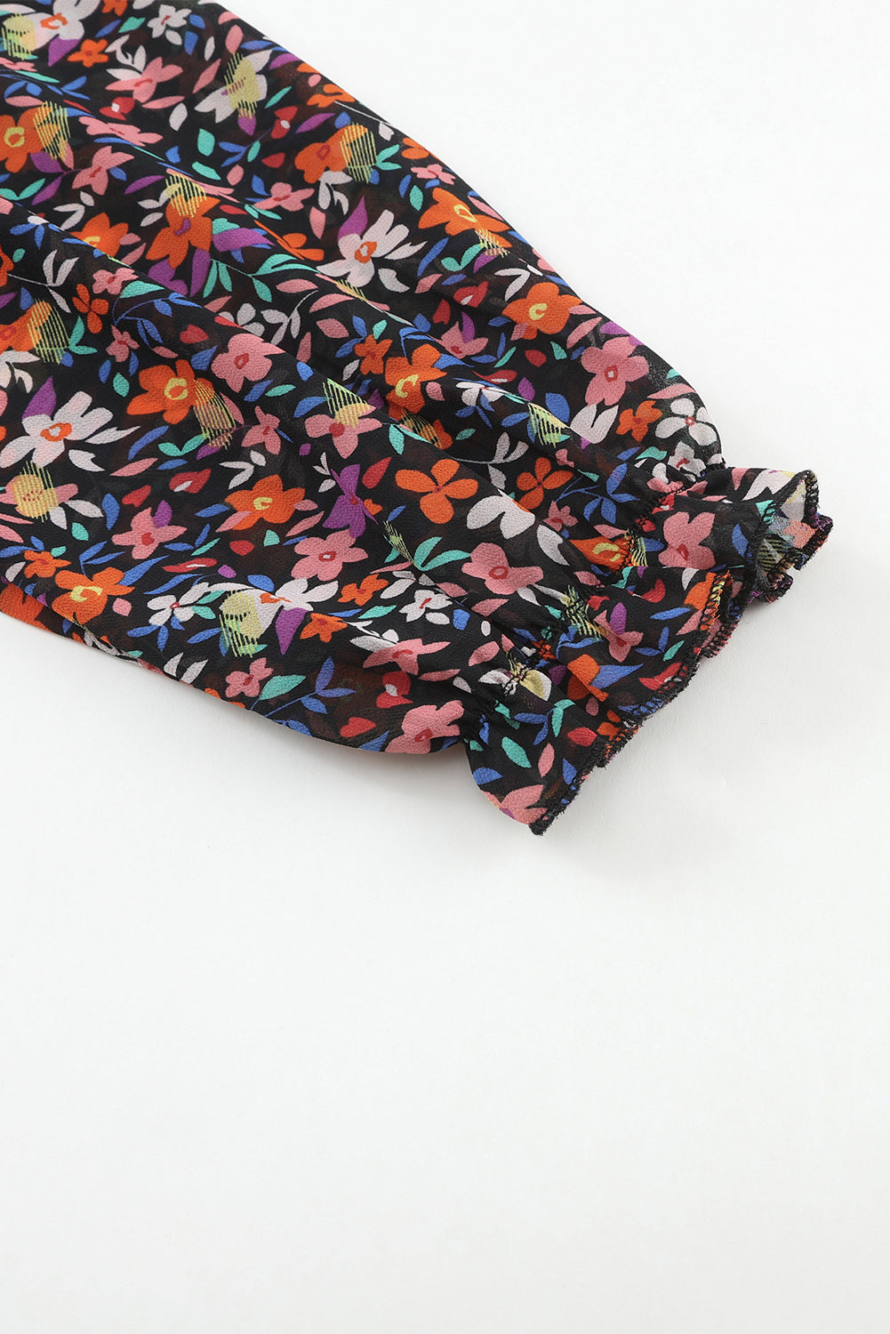 Črna bluza z mehurčki in cvetličnimi rokavi v-izrezu