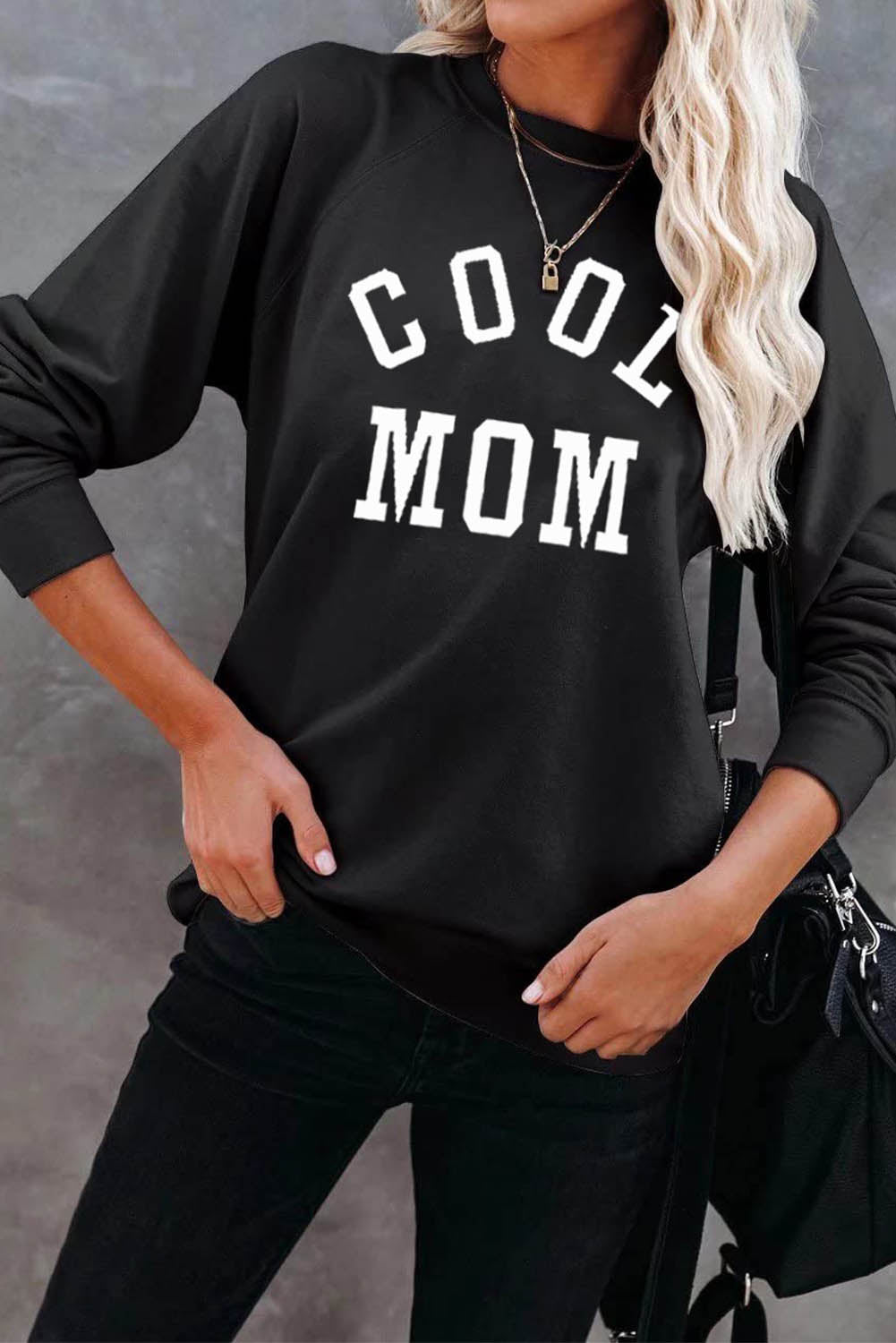 Crna COOL MOM majica s okruglim izrezom s printom