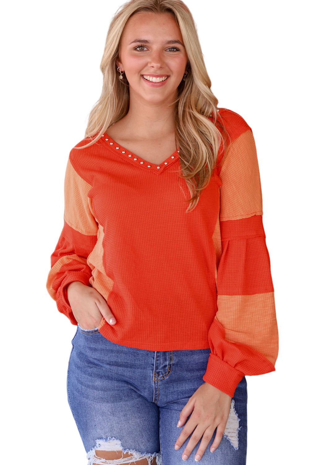 Haut en tricot texturé à coutures exposées et décolleté en V clouté rouge ardent