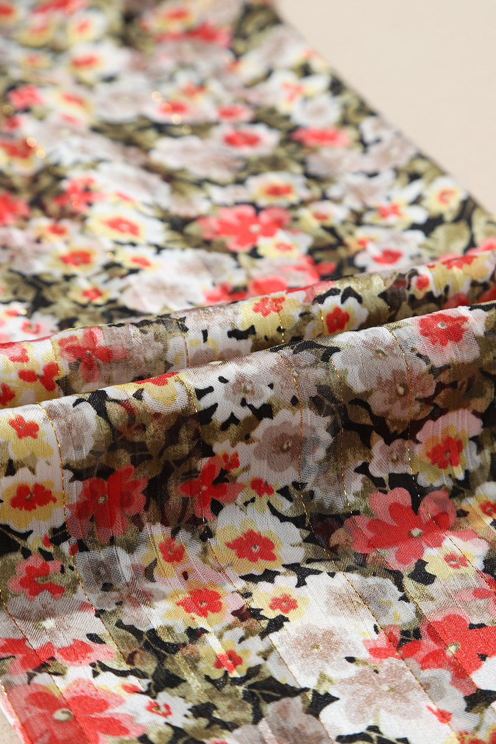 Khakifarbene, gerüschte Babydoll-Bluse mit V-Ausschnitt und Blumenmuster
