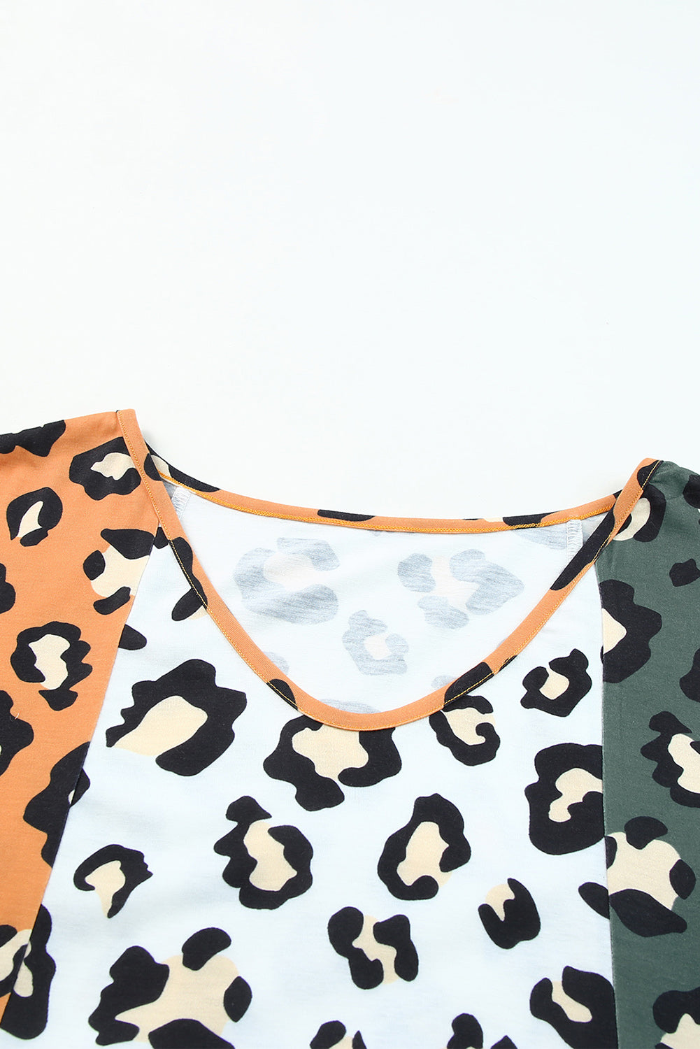 Gelbes Plus-Size-T-Shirt mit Leopardenmuster und Kontrast