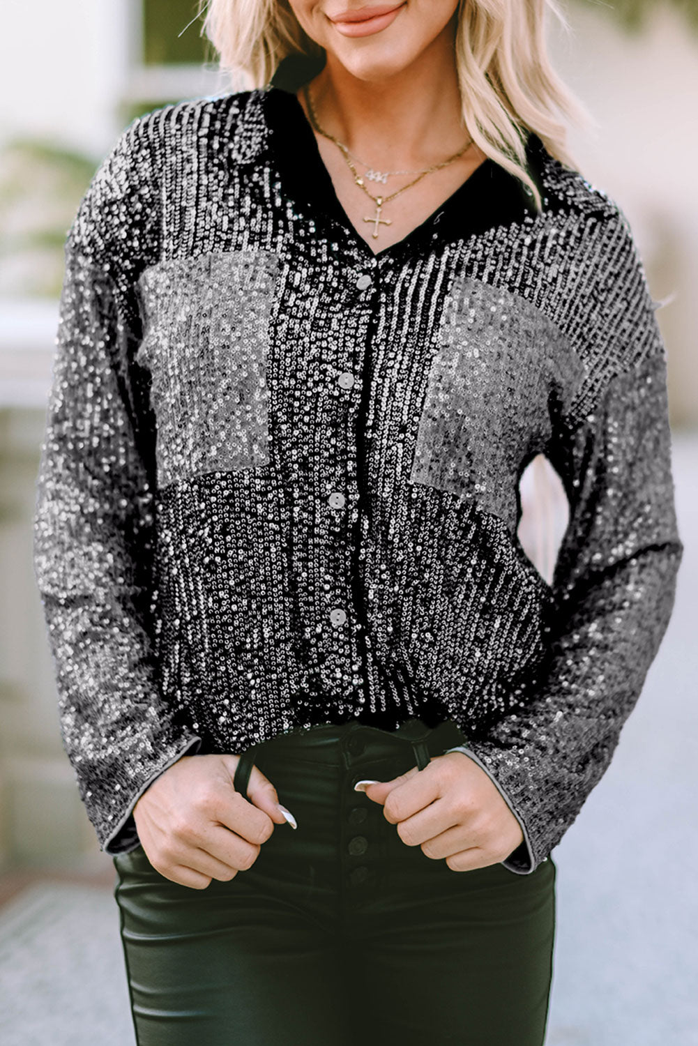Siva srajca z žepom z našitki in barvnimi bloki z bleščicami