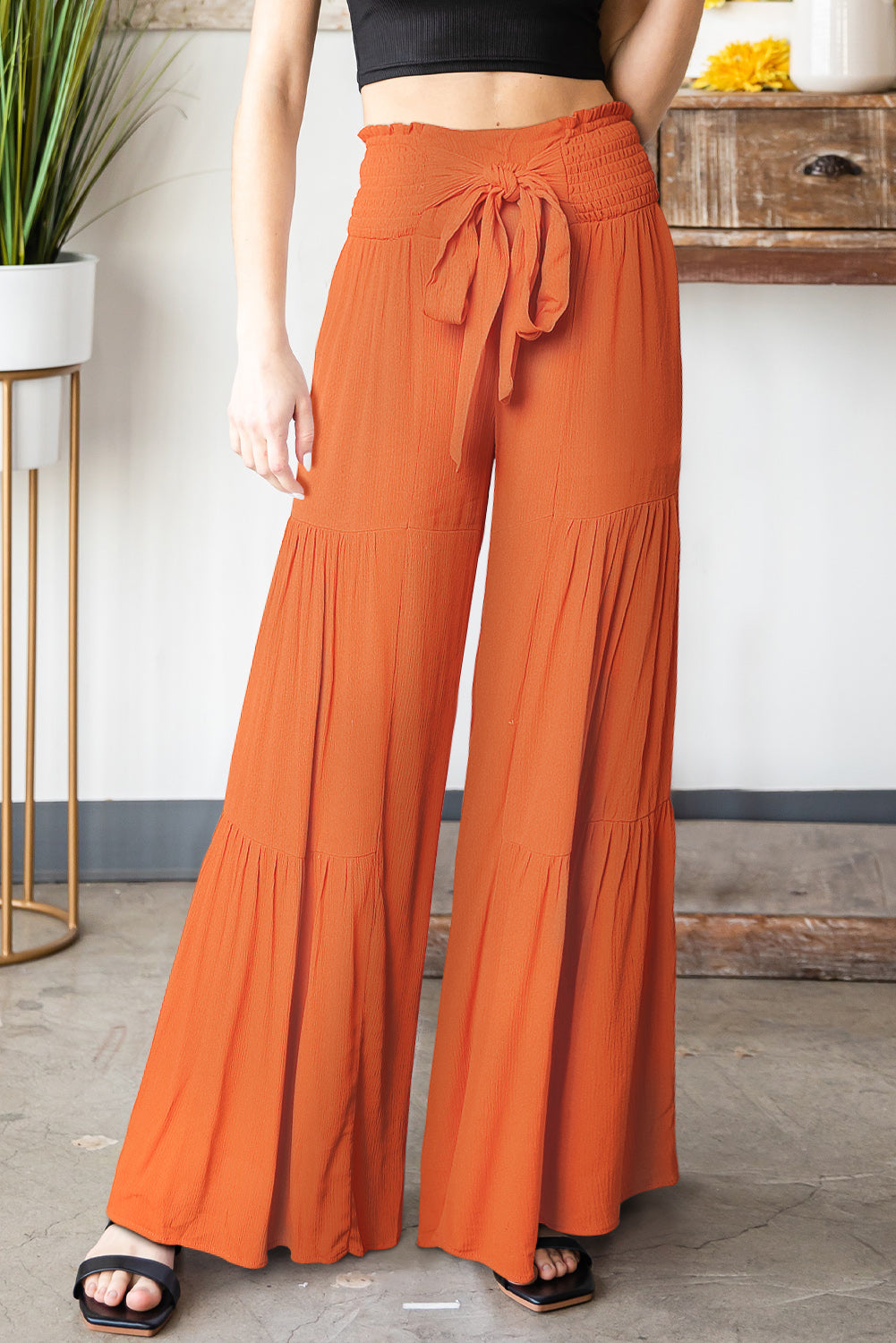 Pantalon large orange à taille smockée et à plusieurs niveaux