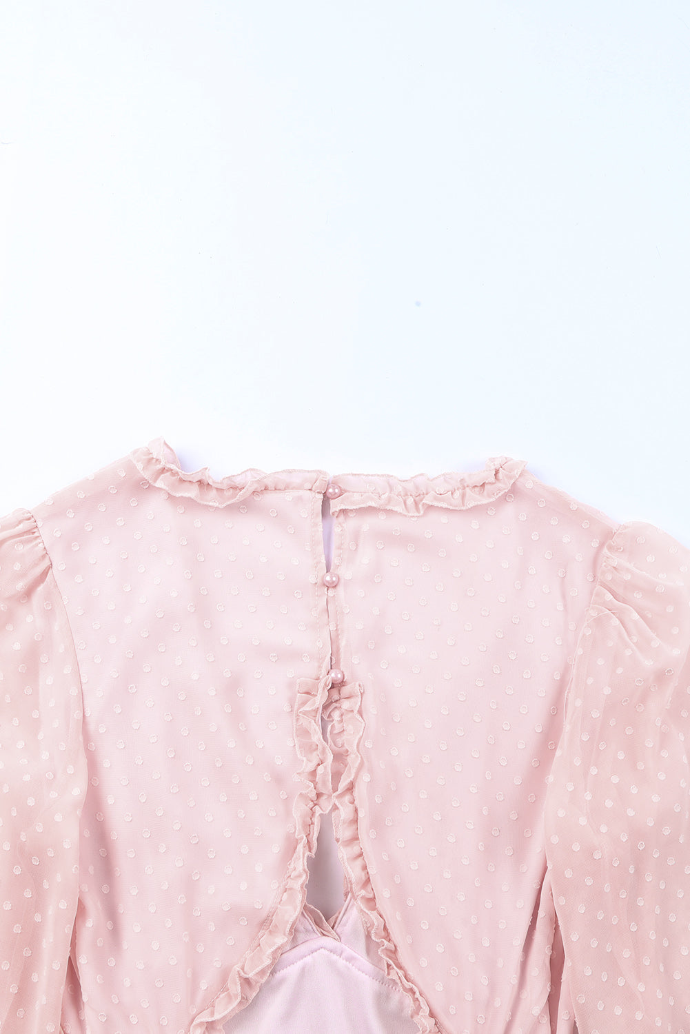 Rožnata mini obleka s švicarskimi pikami in naborki z odprtim hrbtom in napihnjenimi rokavi