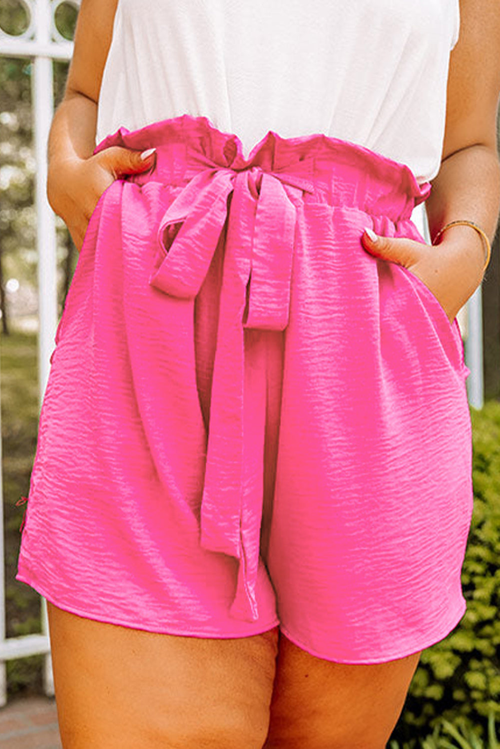 Kratke hlače za prosti čas z visokim pasom in teksturo Rose Paperbag velike velikosti