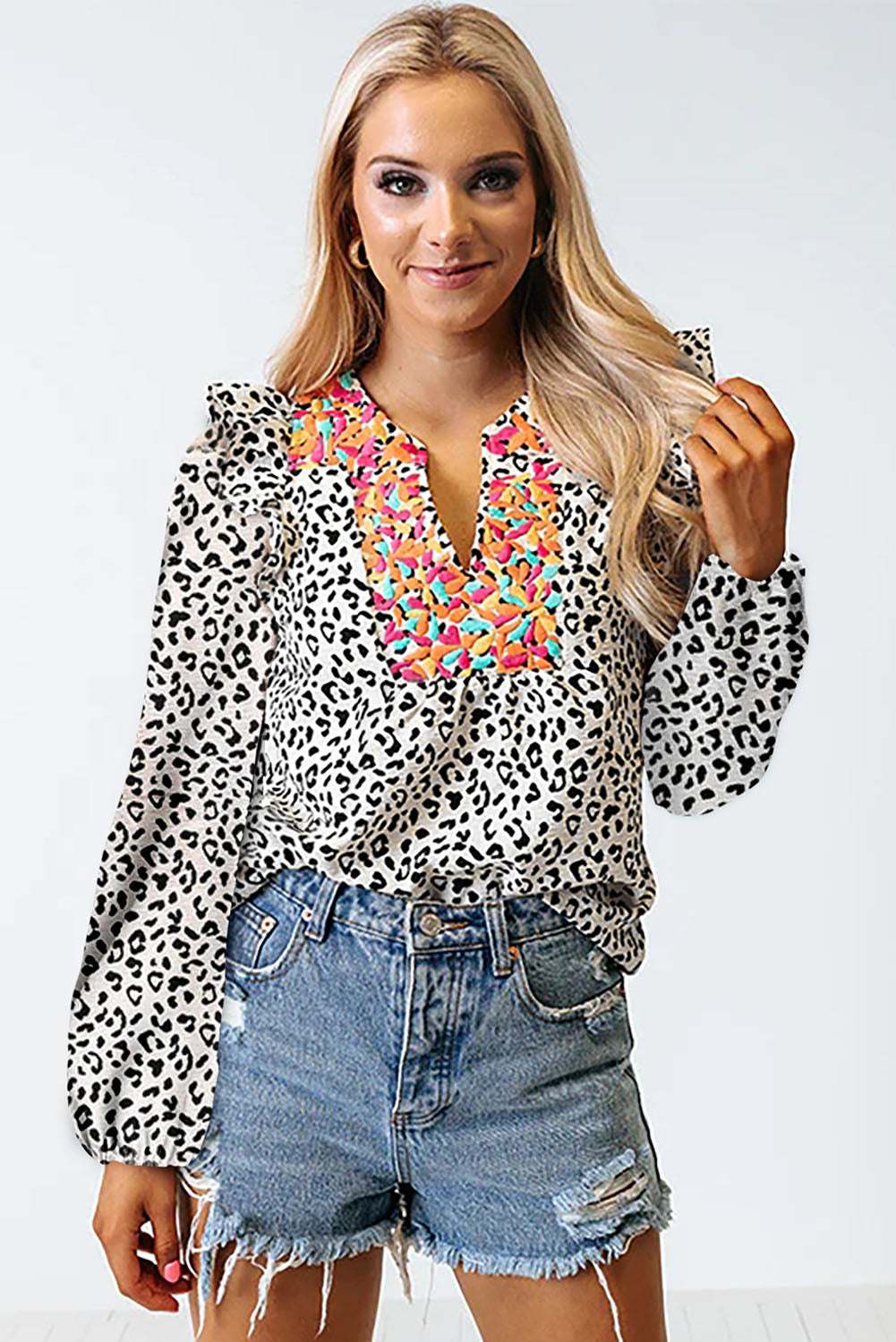 Bluza z naborki z v-izrezom in črnim leopardjim cvetličnim motivom