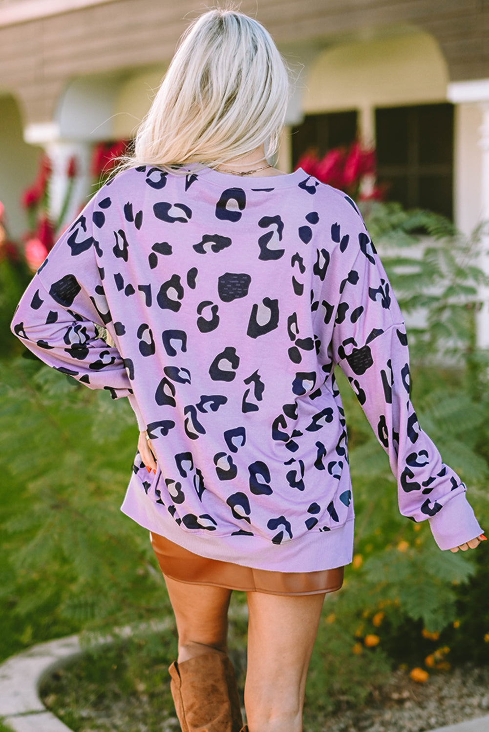 Prevelik pulover z leopardjim vzorcem in razporkom na ramenih