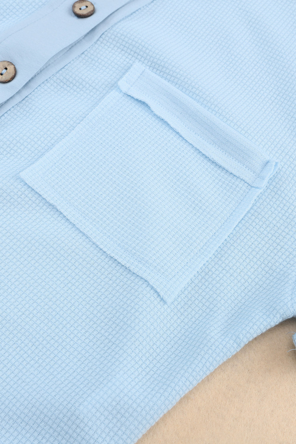 Nebesno modra pletena srajca s kratkimi rokavi in ​​gumbi iz vaflja