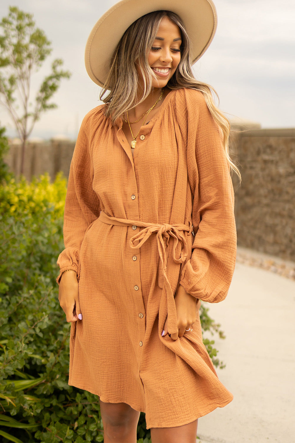 Nagubana srajčna obleka s kamelimi puf rokavi