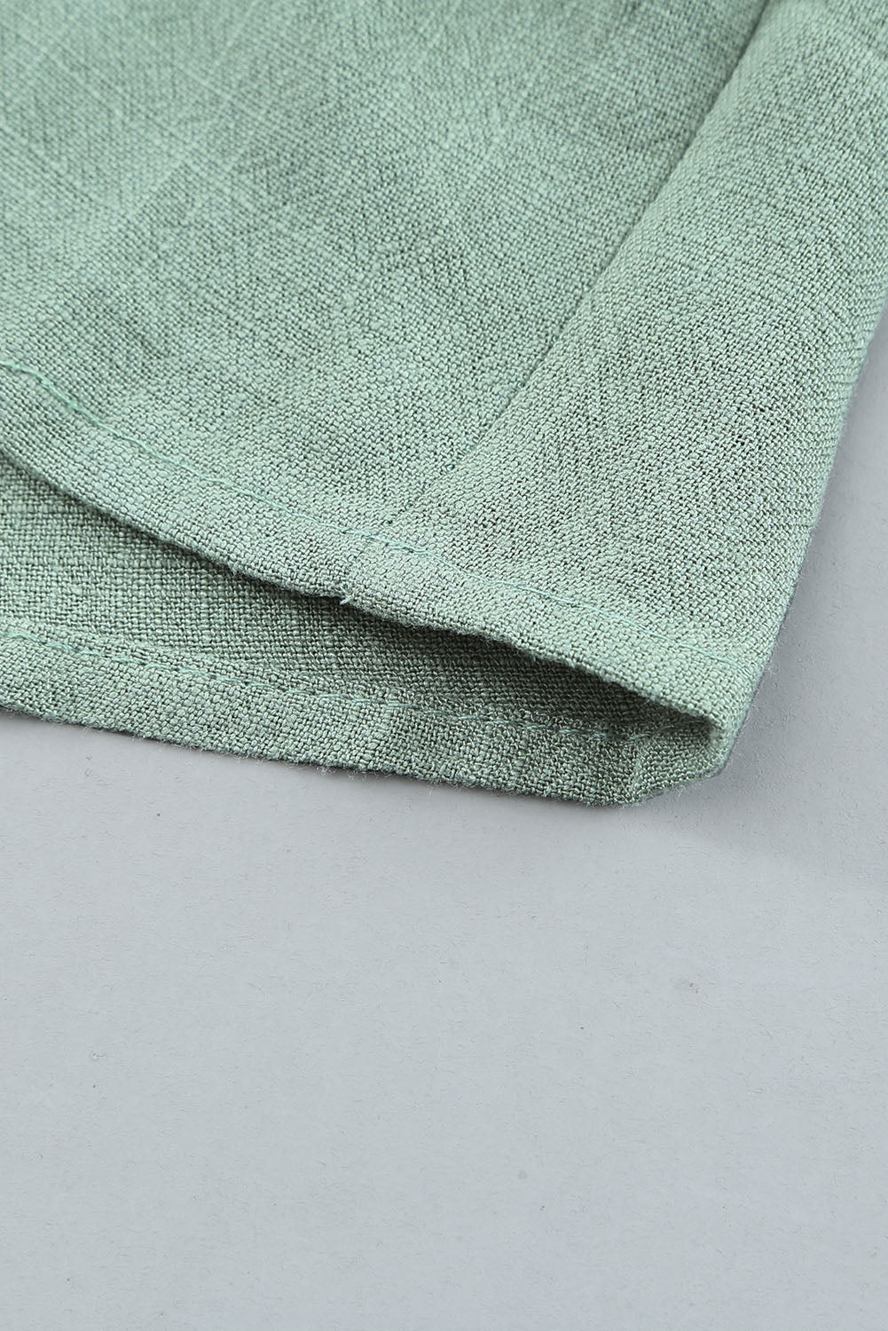 Grünes Babydoll-Oberteil mit flatternden Schultern