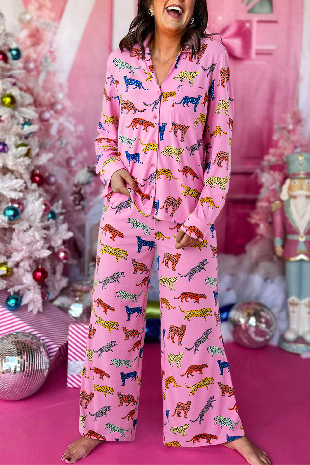 Rosafarbenes Pyjama-Set aus Hemd und Hose mit Gepardenmuster