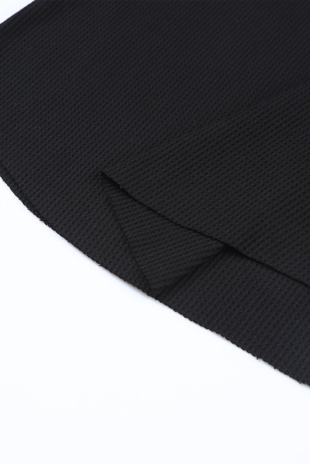 Črna majica z vafelj pletenino Henley z obrobljenim izrezom