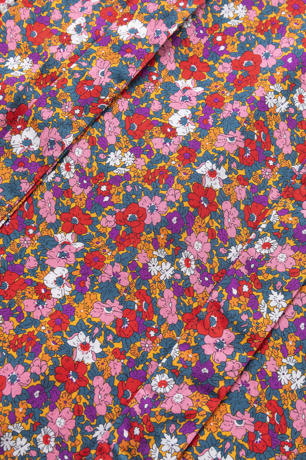 Lilafarbene, geknotete, hochgeschlossene Bluse mit Blumenmuster und Puffärmeln