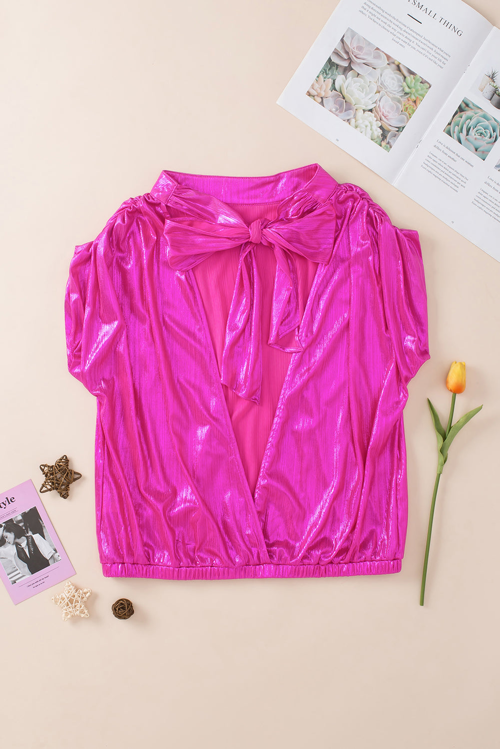Jarko ružičasta bluza bez leđa s naborima i čvorovima