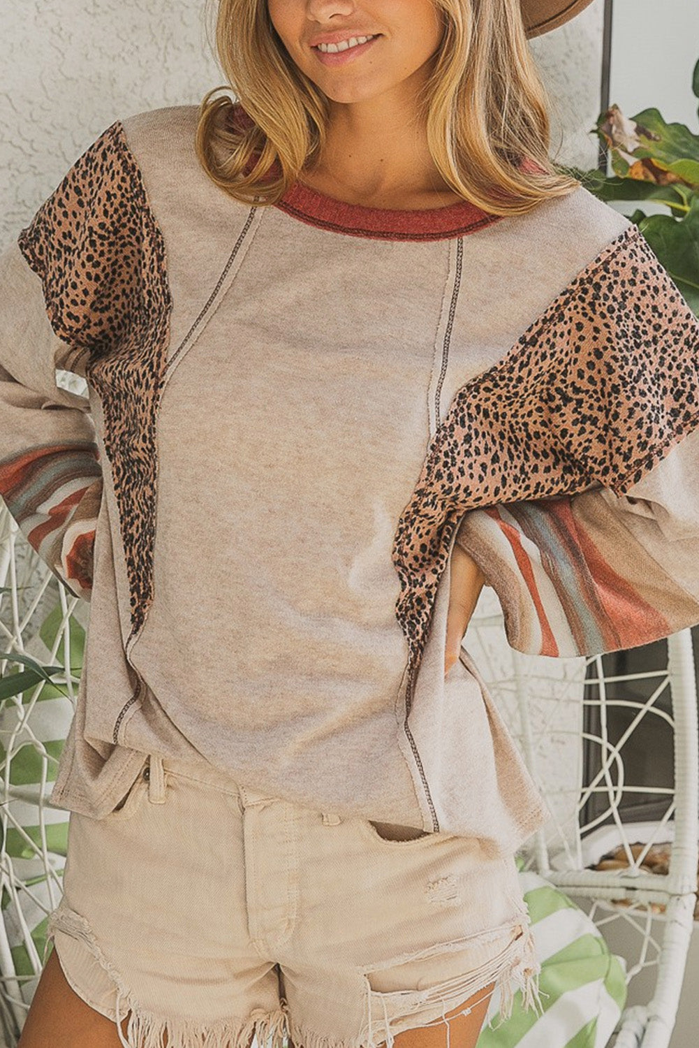 Khakifarbenes Pullover-Oberteil mit Leoparden-Serape-Patchwork und freiliegenden Nähten