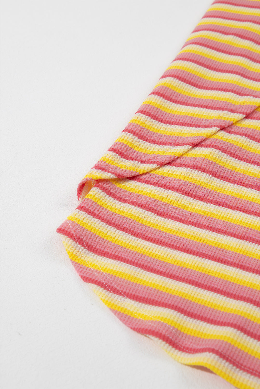 Komplet širokih hlač z mavrično majico z rumenimi črtami in vrvicami
