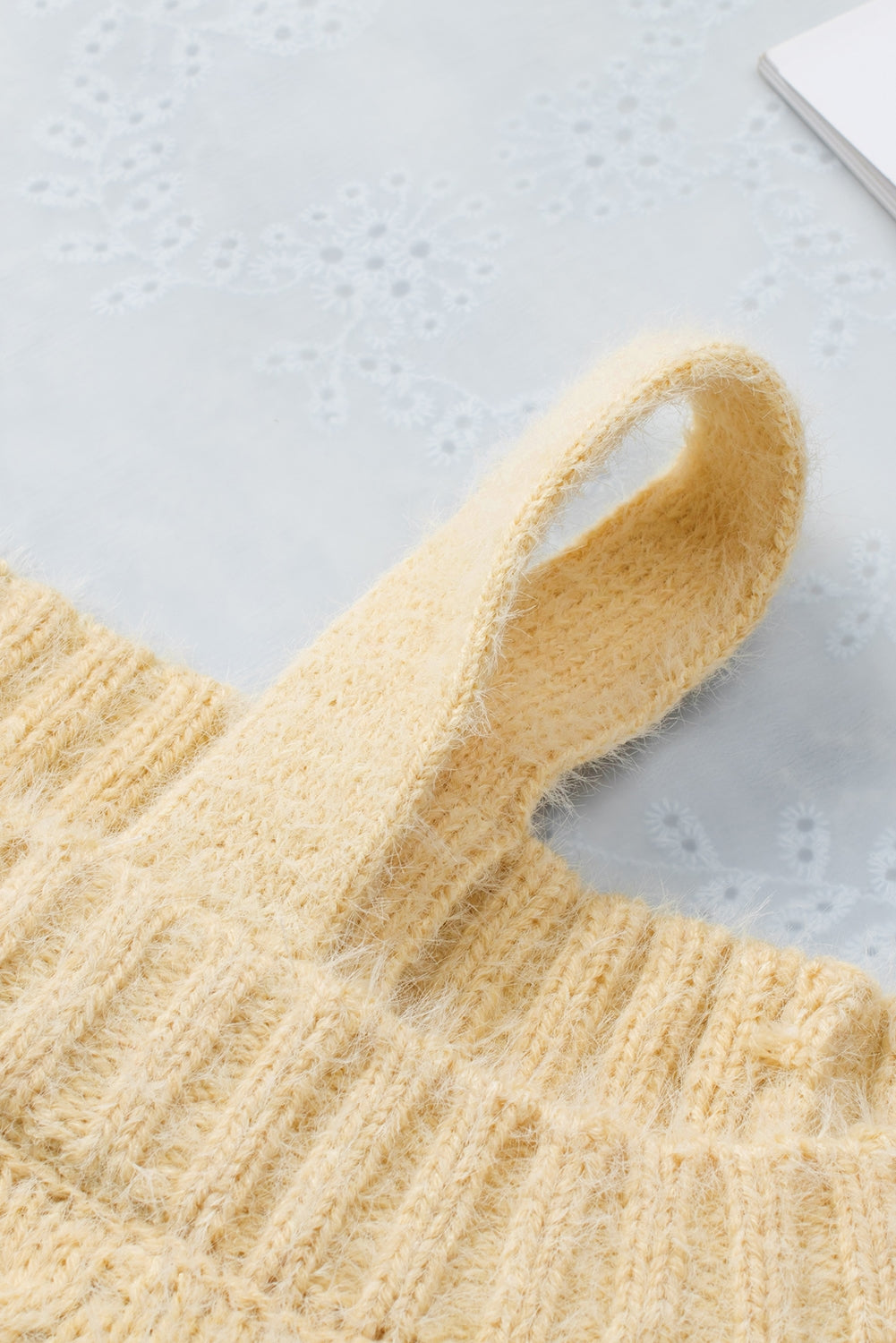 Džemper s trepavicama s asimetričnim izrezom u boji marelice