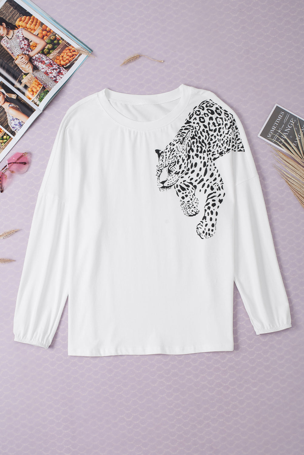 Bež majica s spuščenimi rameni in dolgimi rokavi z vzorcem gepardov