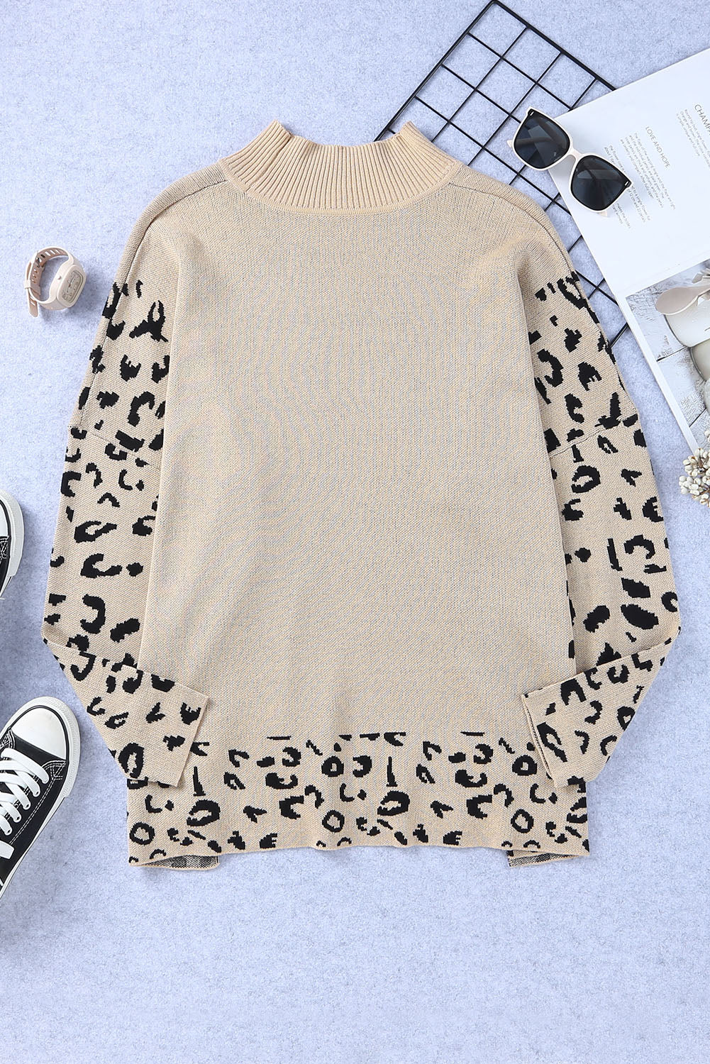 Velik pulover s visokim ovratnikom i bočnim prorezom u boji kaki leoparda