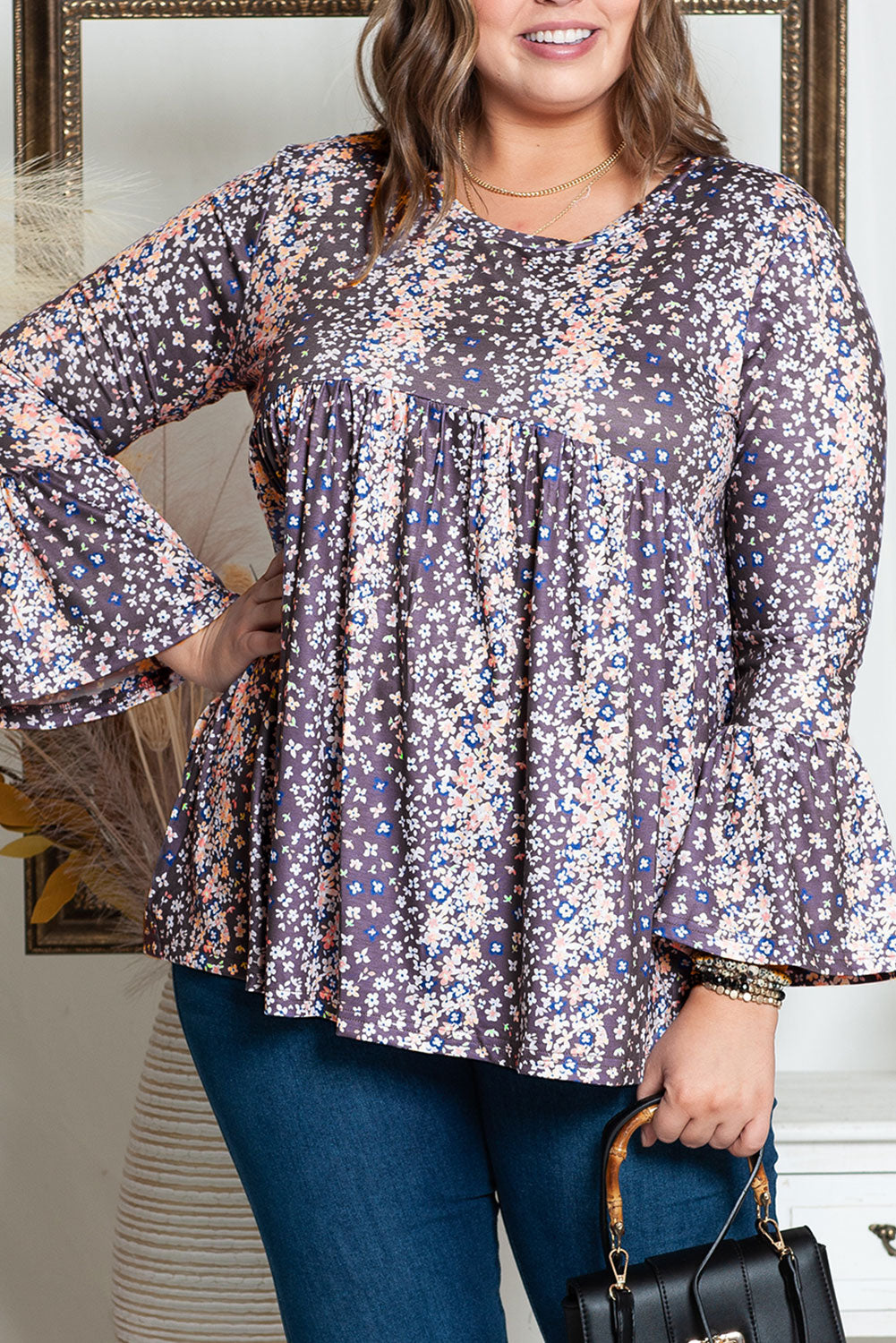 Ljubičasta babydoll bluza s okruglim izrezom s cvjetnim printom i velikim brojem