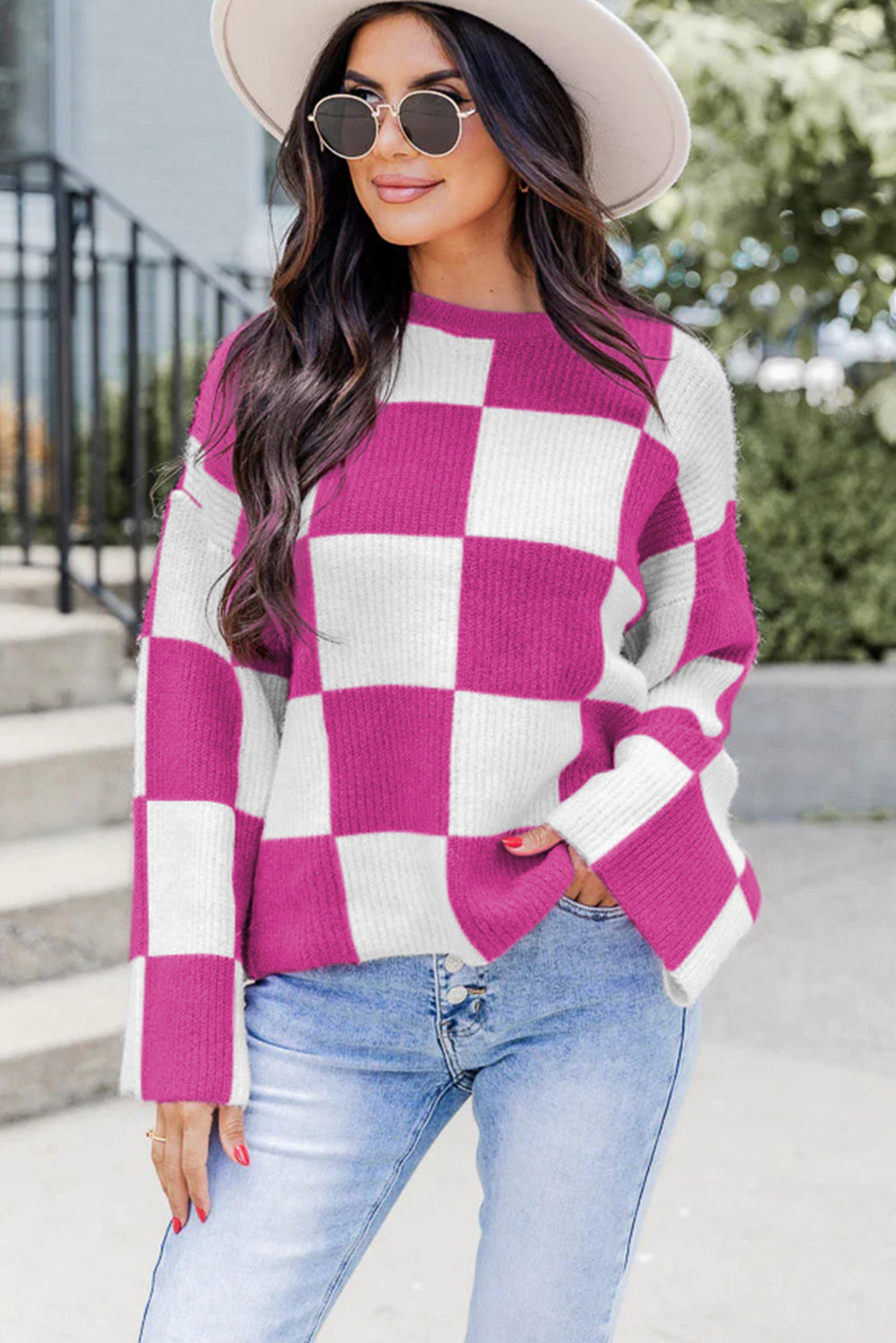 Jarko ružičasti široki pulover s okruglim izrezom na kockice
