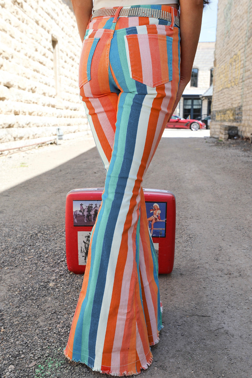 Mehrfarbig gestreifte Denim-Hose mit offenem Saum und ausgestelltem Saum