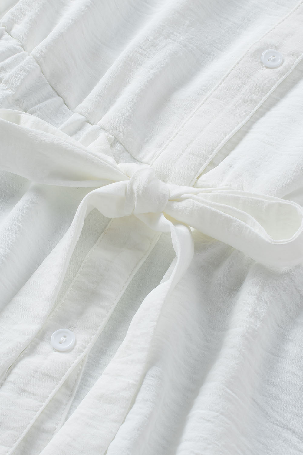 Weißes, ärmelloses Hemd mit geteiltem Ausschnitt und Kordelzug an der Taille