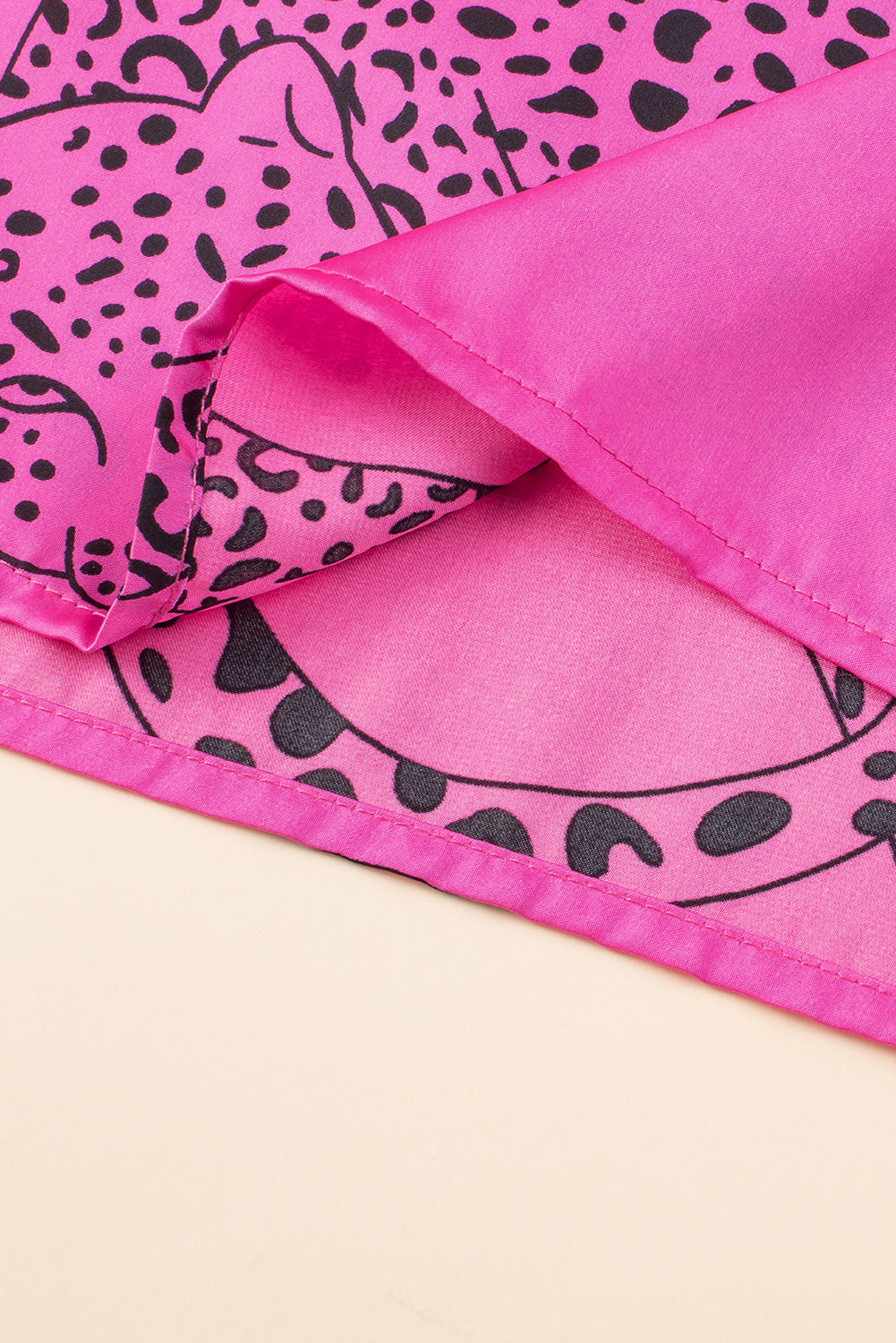 Geknöpftes Minikleid mit rosa Gepardenmuster und halblangen Ärmeln in Übergröße