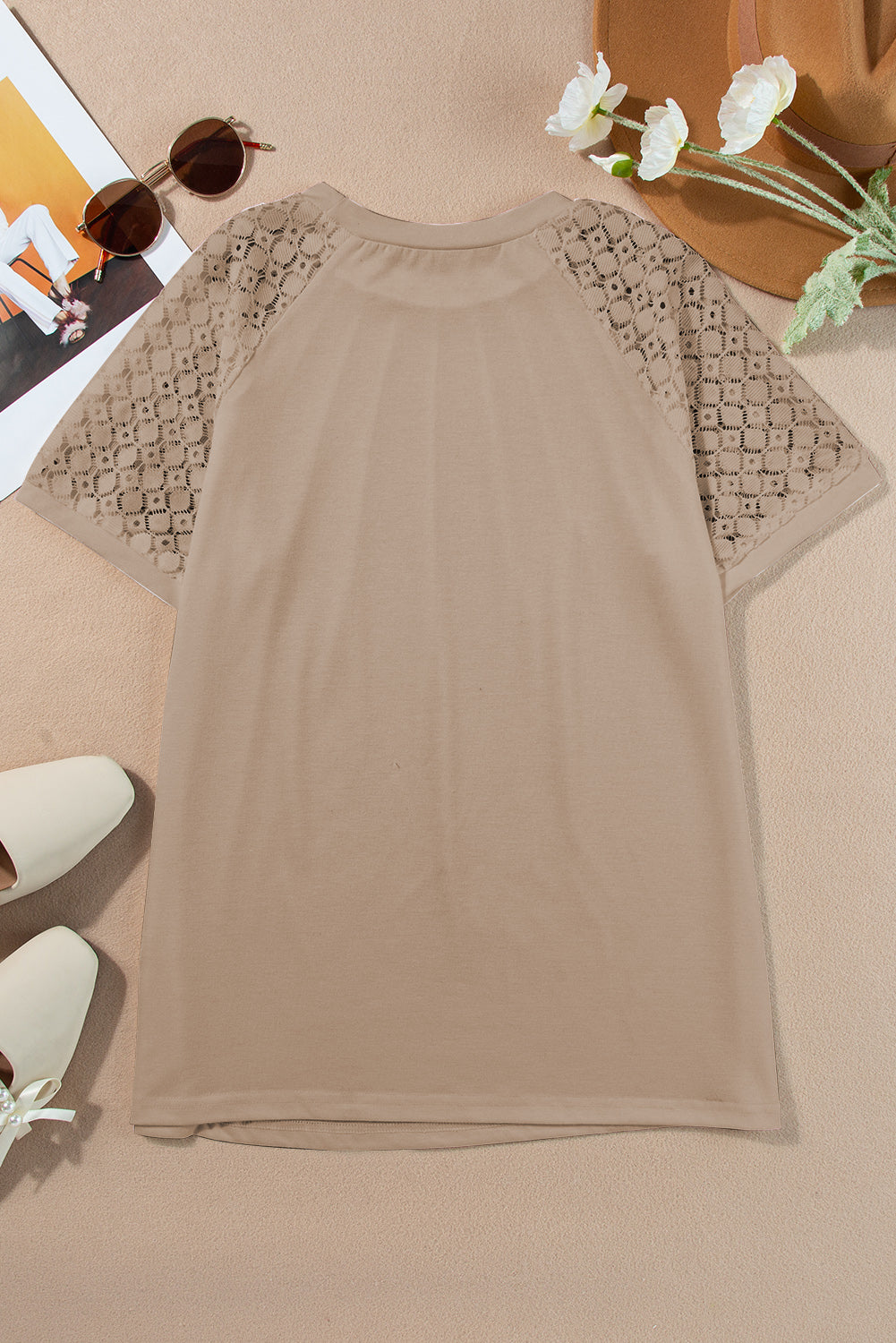 T-shirt con maniche raglan in pizzo a contrasto con cuciture color kaki chiaro