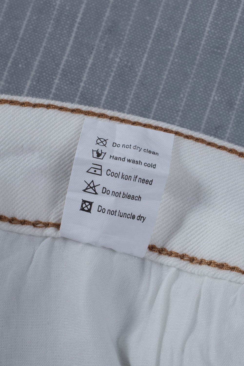 Weiße, leicht ausgewaschene Distressed-Schlitz-Jeans mit geknöpftem Hosenschlitz