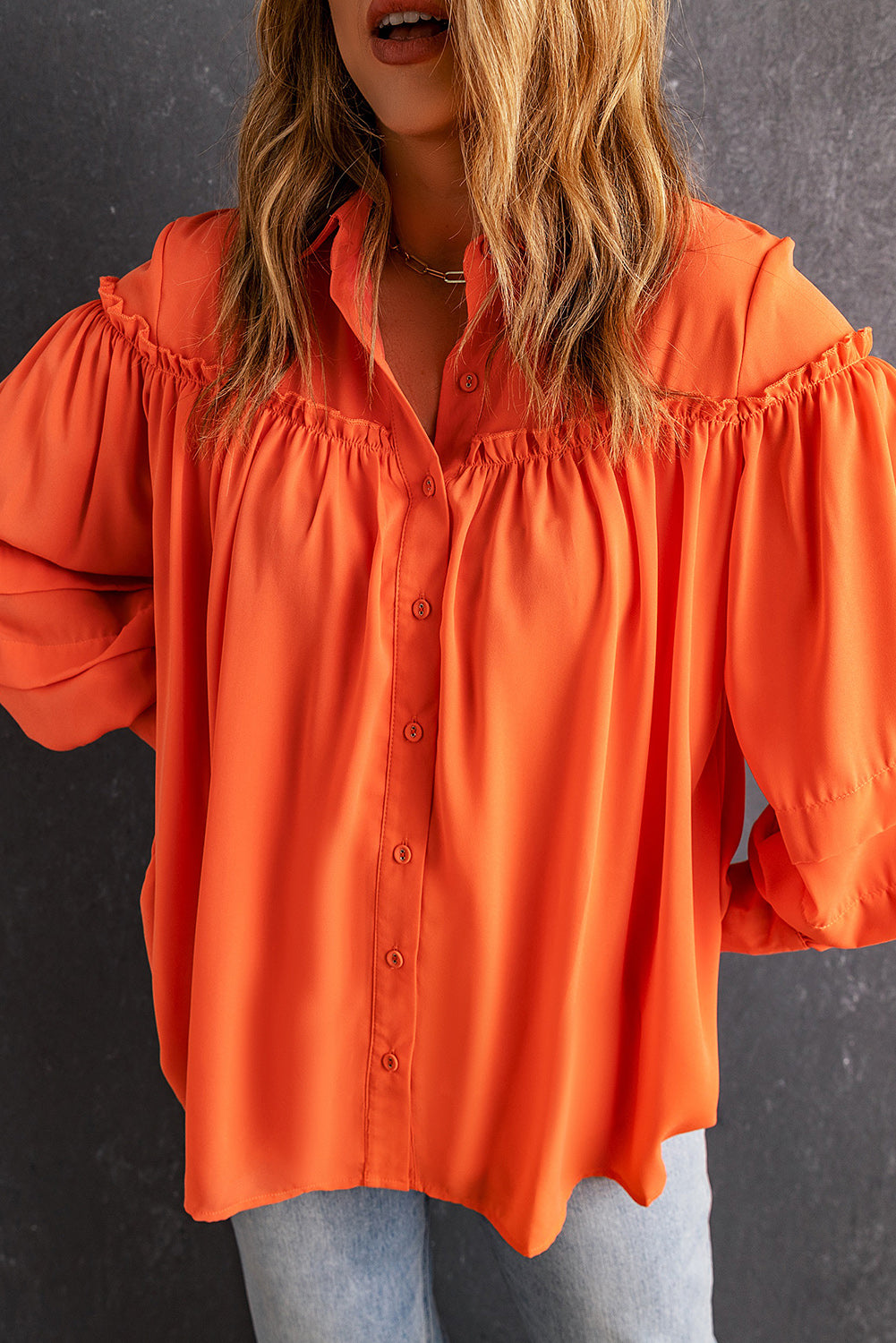 Oranžna srajca z napihnjenimi rokavi z volančki