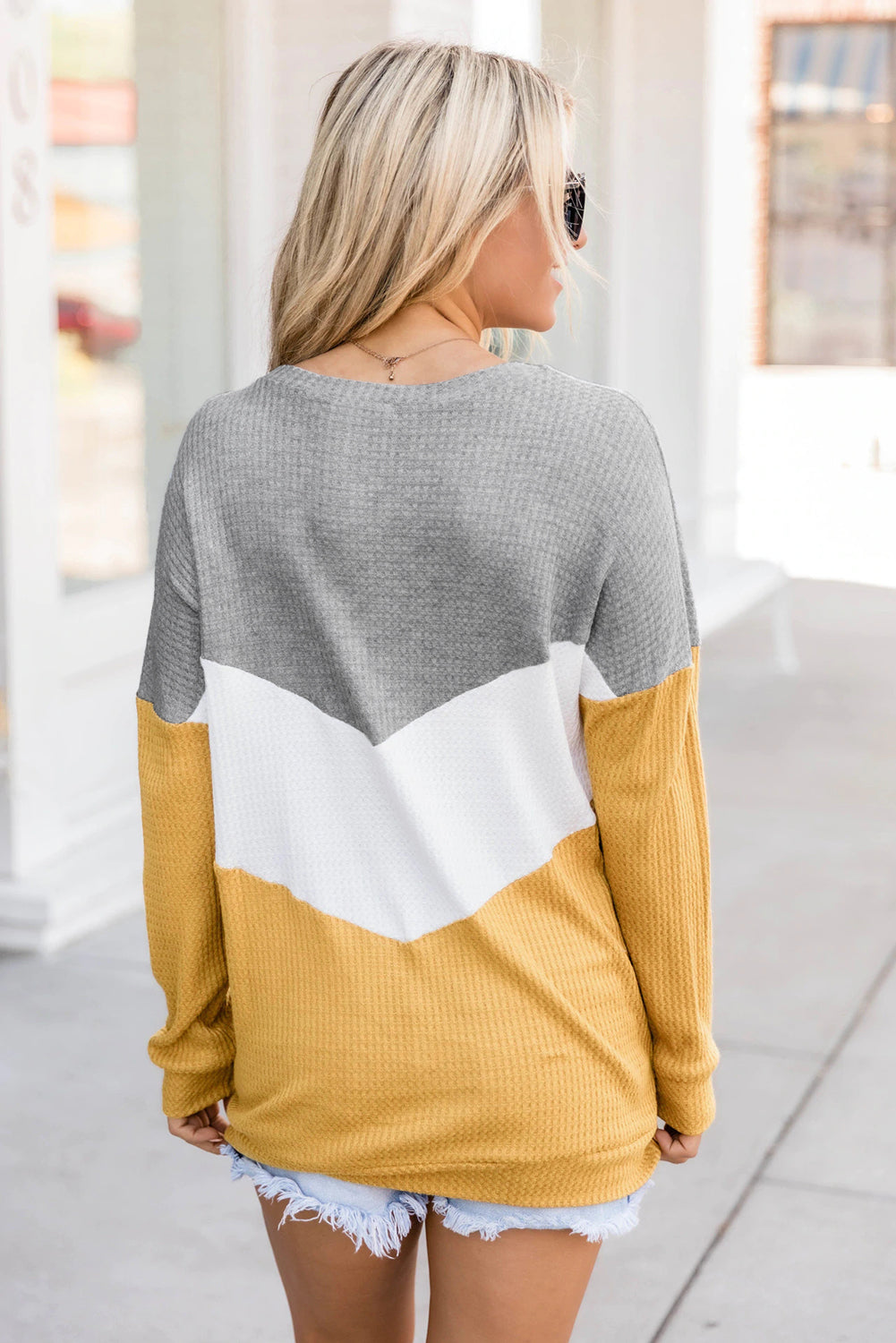 Rumena puloverska majica s vafljem in barvnimi bloki Chevron