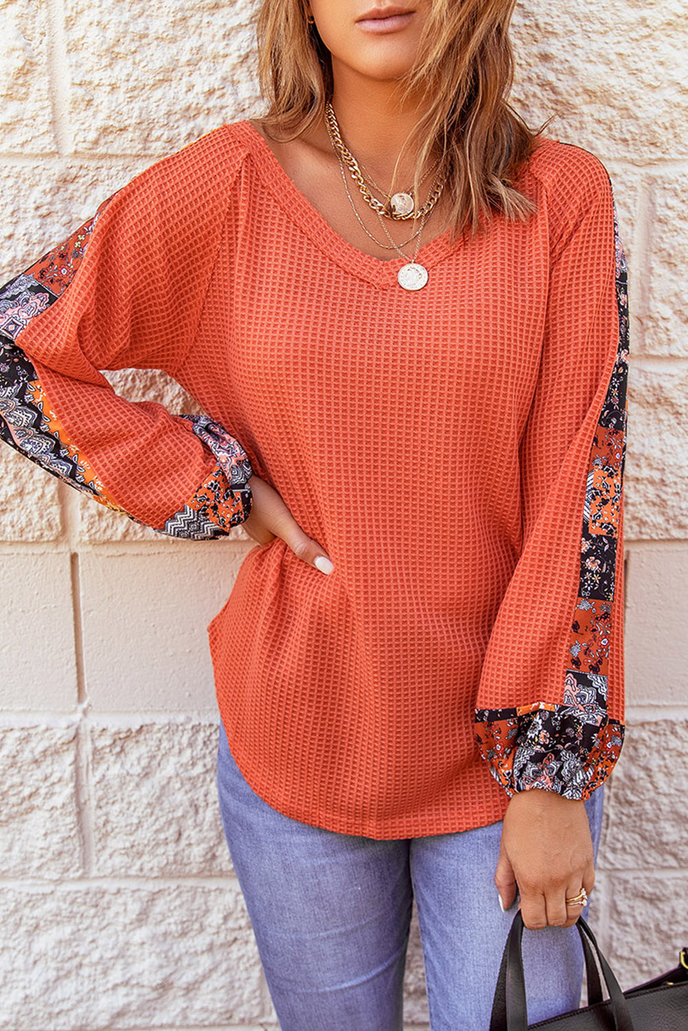 Oranžna, kontrastna termo pletena majica z očesci