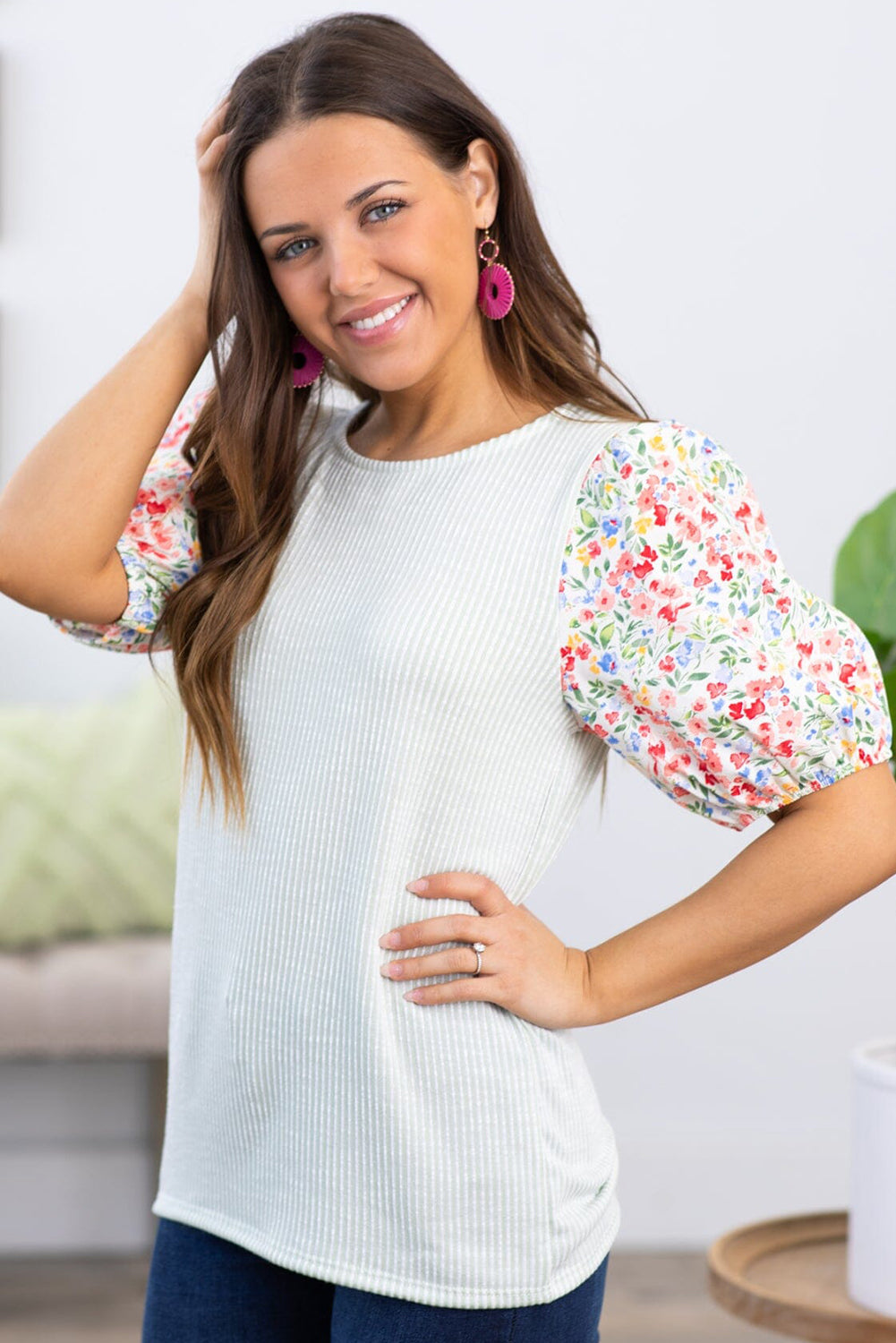 Bela pletena bluza velike velikosti s cvetličnim napihnjenim rokavom in rebrastim kontrastom