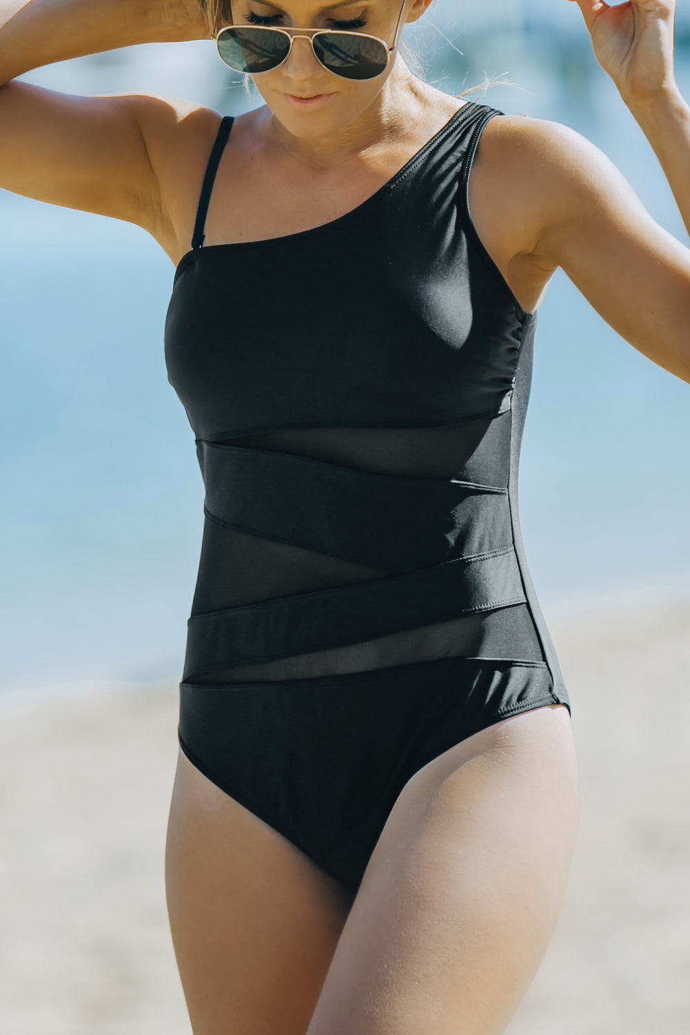 Schwarzer One-Shoulder-Monokini aus Netzstoff mit Cuouts