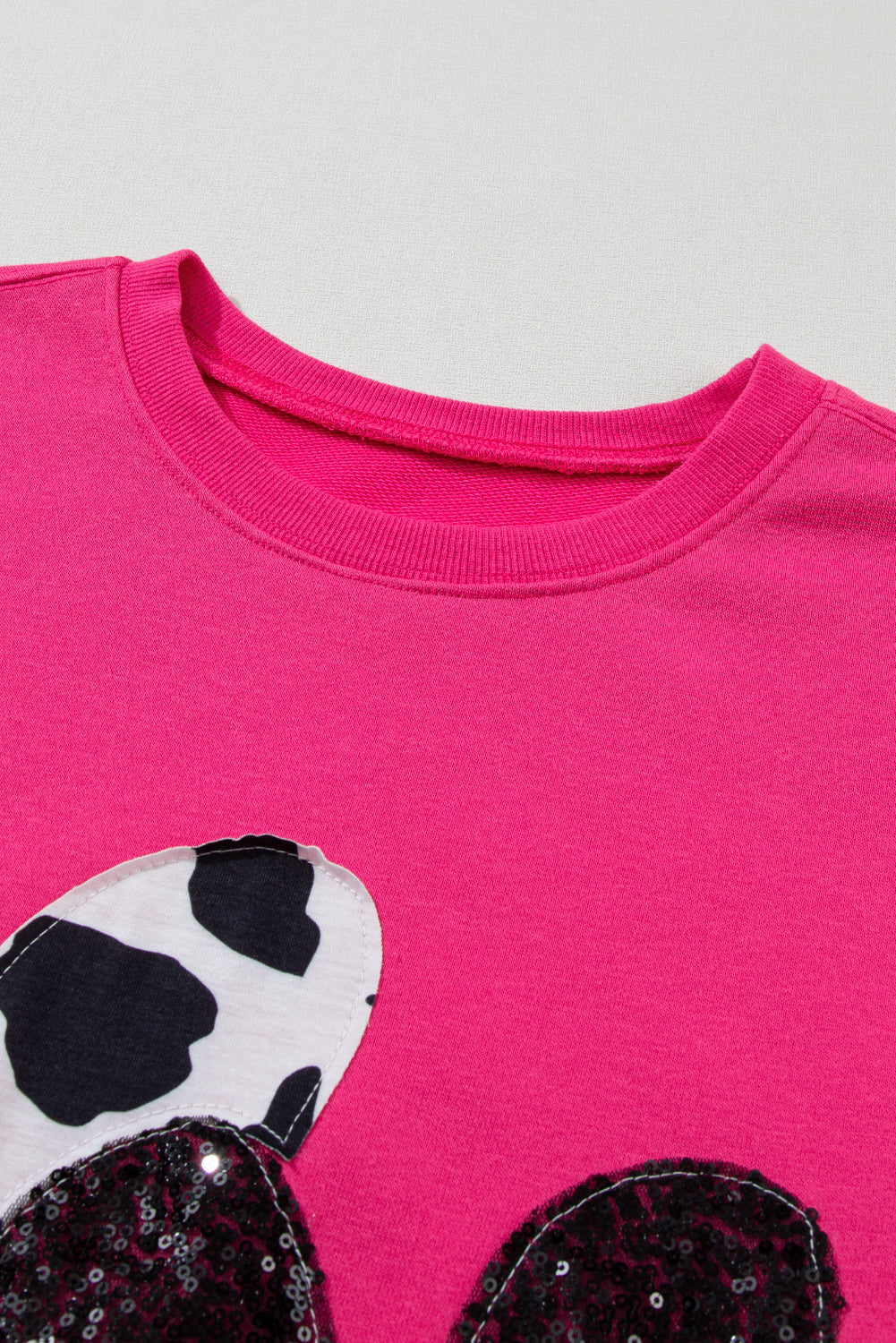 Krava jagodasto ružičasta i šljokičasta majica s dvostrukim zakrpama u obliku srca